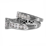 Juego de anillos de compromiso con diamantes en montura de canales en racimo de oro blanco de 14 k
