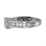 Juego de anillos de compromiso con diamantes en montura de canales en racimo de oro blanco de 14 k