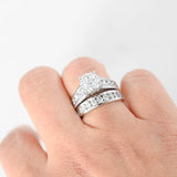 Juego de anillos de compromiso con diamantes en montura de canales en racimo de oro blanco de 14 k