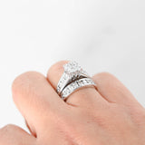 Juego de anillos de compromiso con diamantes en montura de canales en racimo de oro blanco de 14 k