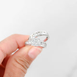 Juego de anillos de compromiso con diamantes en montura de canales en racimo de oro blanco de 14 k