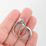 Juego de anillos de compromiso con diamantes en montura de canales en racimo de oro blanco de 14 k