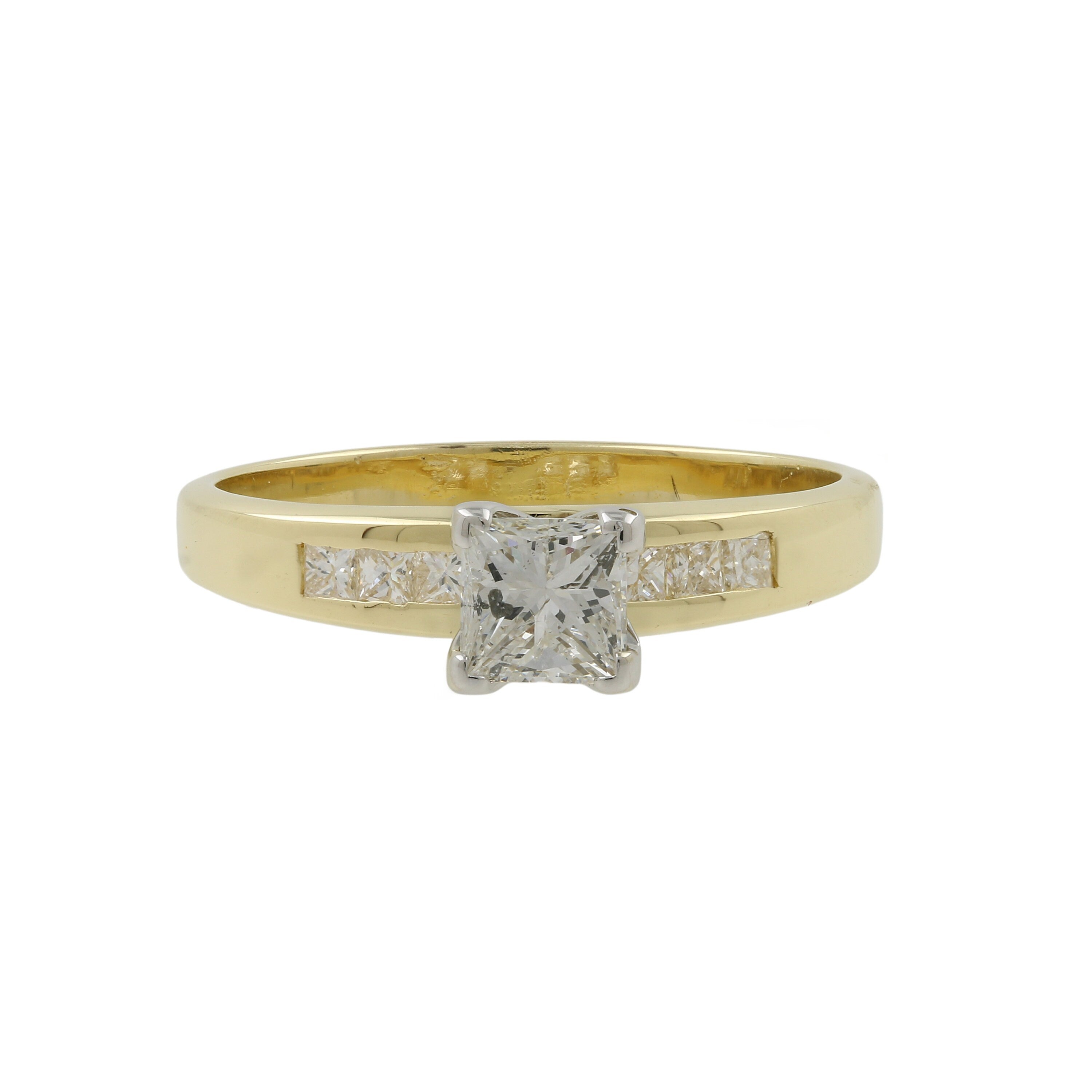 Anillo de compromiso de diamantes de talla princesa en oro