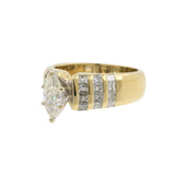Anillo de compromiso con detalles de talla princesa y diamantes marquesa de oro amarillo de 14 k