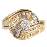 Elegante anillo en racimo de oro amarillo de 14 quilates con incrustaciones de diamantes redondos y estilo baguette