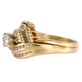 Elegante anillo en racimo de oro amarillo de 14 quilates con incrustaciones de diamantes redondos y estilo baguette