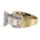 Anillo en racimo de diamantes redondos y talla princesa de oro bicolor de 14 k