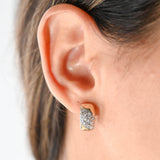 Arete tipo huggie cuadrado con diamantes y oro amarillo de 14 k para mujer