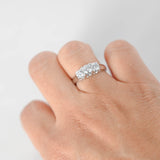 Anillo de diamantes con engarce triple enrejado de oro blanco de 14 k