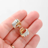 Arete tipo huggie cuadrado con diamantes y oro amarillo de 14 k para mujer