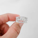 Anillo de cóctel de diamantes redondos, princesa y baguette graduado calado en oro blanco de 18 k