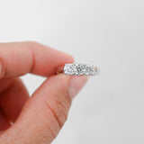 Anillo de diamantes con engarce triple enrejado de oro blanco de 14 k