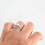 Conjunto de anillo de compromiso y alianza de boda con diamantes de platino