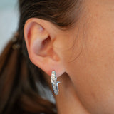 Pendientes Huggie de oro macizo blanco de 14 quilates con diamantes y espalda francesa