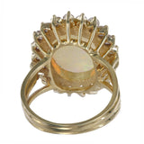 Anillo de cóctel con halo de diamantes y ópalo grande en oro amarillo de 14 quilates