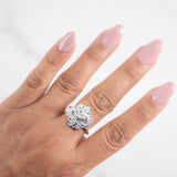 Hermoso anillo floral de diamantes en oro blanco de 14 k