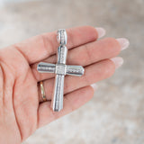 Colgante religioso con cruz de diamantes en oro blanco de 14 k