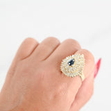 Anillo de cóctel con halo de diamantes de talla pera y zafiro de oro amarillo de 14 quilates