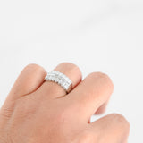 Anillo de diamantes baguettes y talla redonda en oro blanco de 14 quilates