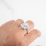 Hermoso anillo floral de diamantes en oro blanco de 14 k