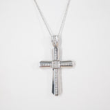 Colgante religioso con cruz de diamantes en oro blanco de 14 k