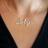 Collar de oro macizo de 14 quilates con nombre personalizado y diamantes "Arlyn"