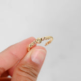 Anillo tipo puño abierto con talla de diamante en oro amarillo de 18 k