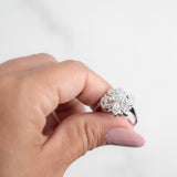 Hermoso anillo floral de diamantes en oro blanco de 14 k