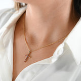 Colgante de cruz de rubí y diamante de talla única en oro amarillo de 14 k