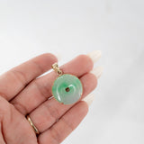 Colgante de donut de jade verde claro de oro amarillo real de 14 quilates