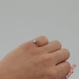 Anillo de compromiso con solitario de diamantes de talla marquesa en oro blanco de 14 quilates