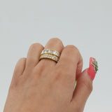 Anillo de diamantes de oro amarillo de 18 quilates con incrustaciones de diamantes de talla redonda y baguettes