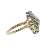 Anillo de oro amarillo de 14 quilates con diamantes redondos y forma de pirámide ondulada en forma de remolino