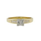 Anillo de compromiso de diamantes de talla princesa en oro amarillo de 14 quilates