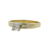 Anillo de compromiso de diamantes de talla princesa en oro amarillo de 14 quilates