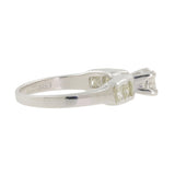 Anillo de compromiso con detalle de solitario de diamantes en oro blanco de 14 quilates