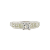 Anillo de compromiso con detalle de solitario de diamantes en oro blanco de 14 quilates
