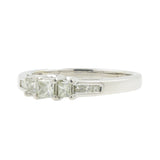Anillo de compromiso de tres piedras con diamantes de talla princesa en oro blanco de 14 quilates