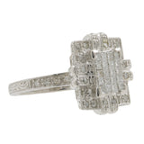 Anillo de diamantes decorativos con forma cuadrada en oro blanco de 14 quilates