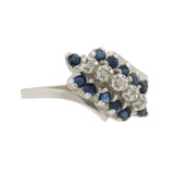 Anillo de derivación en forma de remolino con piedras preciosas de iolita azul y diamantes en oro blanco de 10 quilates