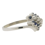 Anillo de derivación en forma de remolino con piedras preciosas de iolita azul y diamantes en oro blanco de 10 quilates