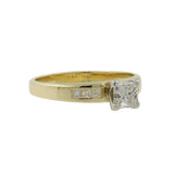 Anillo de compromiso de diamantes de talla princesa en oro amarillo de 14 quilates