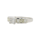 Anillo de compromiso con detalle de solitario de diamantes en oro blanco de 14 quilates