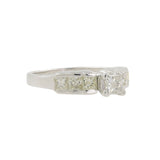 Anillo de compromiso con detalle de solitario de diamantes en oro blanco de 14 quilates