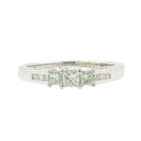 Anillo de compromiso de tres piedras con diamantes de talla princesa en oro blanco de 14 quilates