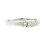 Anillo de compromiso de tres piedras con diamantes de talla princesa en oro blanco de 14 quilates