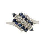 Anillo de derivación en forma de remolino con piedras preciosas de iolita azul y diamantes en oro blanco de 10 quilates