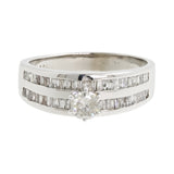 Anillo de compromiso con solitario de talla baguette engastado en canal con diamantes brillantes redondos blancos de 14 k