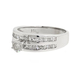 Anillo de compromiso con solitario de talla baguette engastado en canal con diamantes brillantes redondos blancos de 14 k