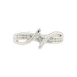 Anillo de compromiso con derivación de diamantes de talla princesa en oro blanco de 14 quilates